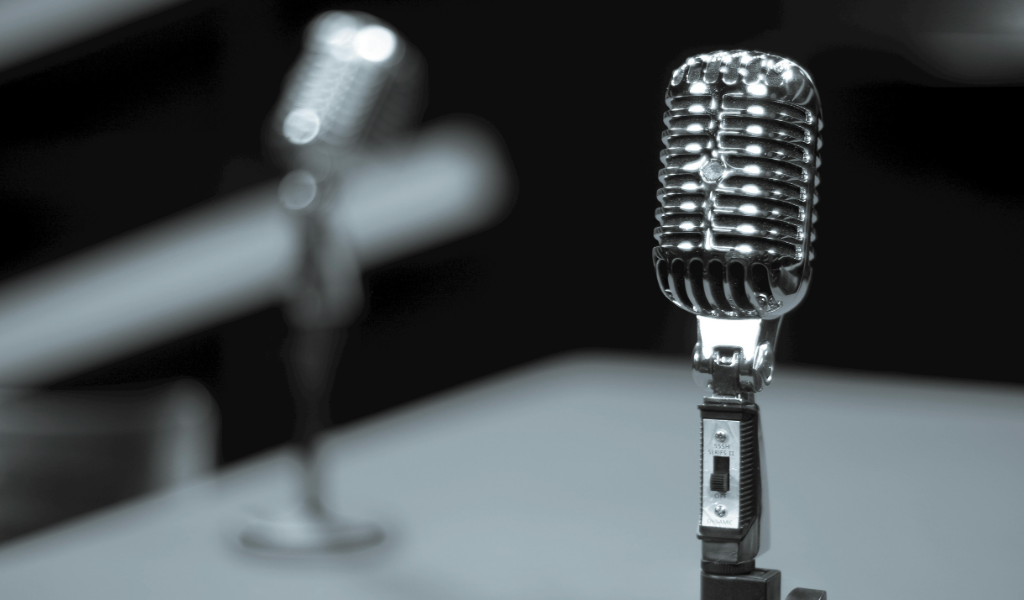 Especialistas de las clínicas de psicoterapia PSIPRE en grabación de programa de radio Vive FM